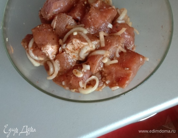 Затем делаем маринад. В емкость с мясом кладем заранее нарезанный лук, соевый соус, соль, перец, немного сока лимона для пикантности вкуса, аджику и зубчики чеснока. В финале засыпаем смесью итальянских трав. Если есть желание самим сформировать состав трав, то лучше использовать базилик, кинзу, розмарин и тимьян. Все содержимое тщательно перемешиваем. Свинину в маринаде выдерживаем в течение 30–40 минут.