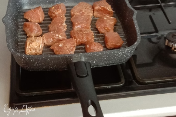 Замаринованное мясо выкладываем на заранее разогретую сковороду-гриль и жарим до готовности.