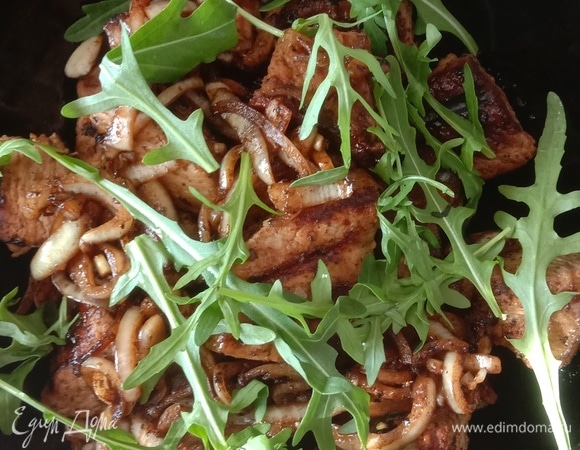 Готовый шашлык выкладываем на тарелку и украшаем руколой. Приятного аппетита!