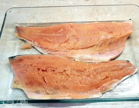 Филе вымыть, просушить и натереть любимыми специями.