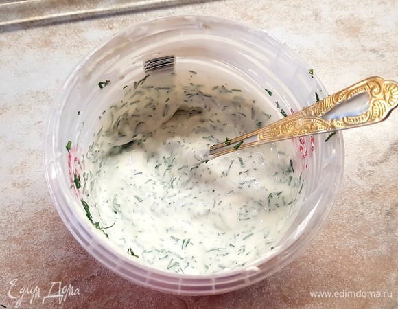 Зубчик чеснока натереть на мелкой терке. Укроп мелко нарезать. Смешать сметану, укроп и чеснок. Посолить по вкусу.
