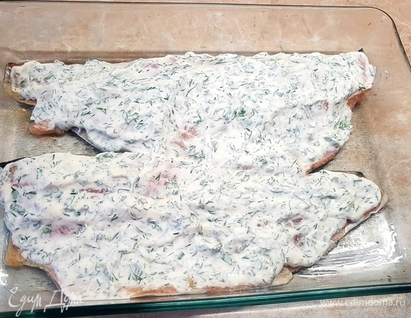 Рыбу смазать сметаной.