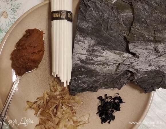 Для бульона даси потребуется примерно 5 г сушеной водоросли комбу и столько же сушеной стружки тунца бонито. Комбу (или ламинария) продается в виде достаточно больших листов с белым солевым налетом. Нужна полоска примерно в полсантиметра шириной и 5 см длиной, можно отломать на глаз. 5 г бонито — это чуть больше трети стакана.