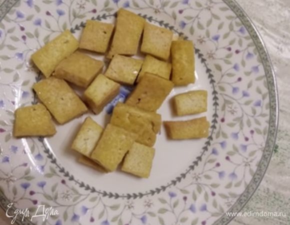 Нарезаем тофу кубиками и обжариваем на растительном масле. Так у нас получается абураагэ. Можно не обжаривать, положить в суп так. Это на ваш вкус. Лапшу отварить в воде согласно инструкции на упаковке.