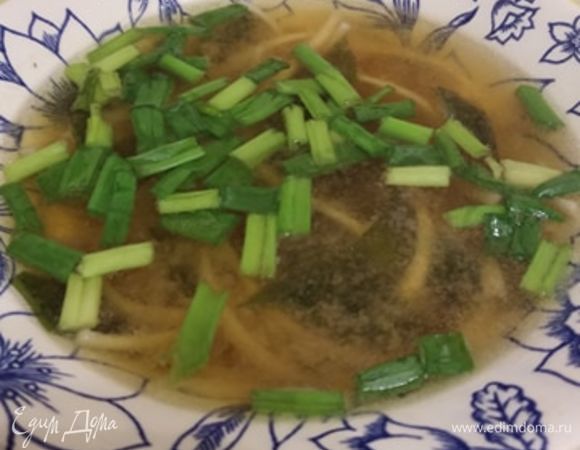 В половине стакана бульона разводим пасту мисо. Остальной бульон доводим почти до кипения. Добавляем вакаме, лапшу, доливаем бульон с мисо, кладем тофу. Опять доводим почти до кипения. Суп готов. Подаем, посыпав нарезанным зеленым луком. Из использованных уже комбу и бонито можно сварить бульон на следующий день и применять его для мисо-супа с другим составом. Приятного аппетита!