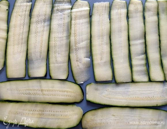 Цукини тонко нарезать.