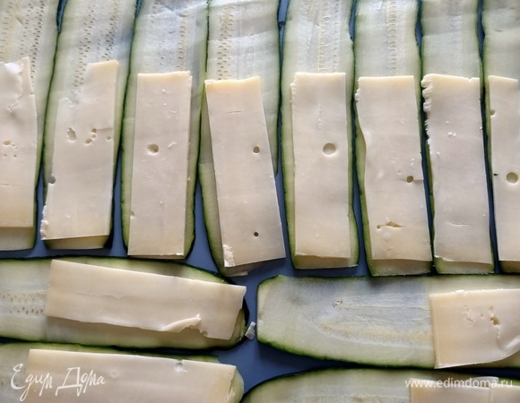 Сверху выложить тонко нарезанный сыр.