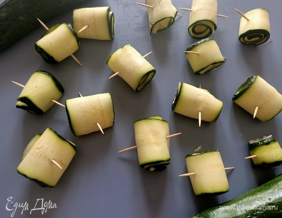 Скрутить в рулетики. Закрепить зубочистками.