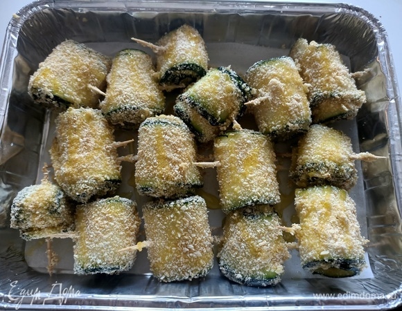 Выложить в форму для запекания. Полить оливковым маслом.