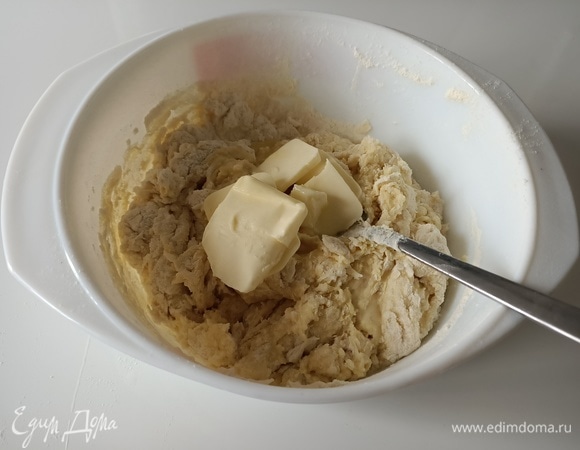 Добавить сливочное масло комнатной температуры. Замесить тесто.