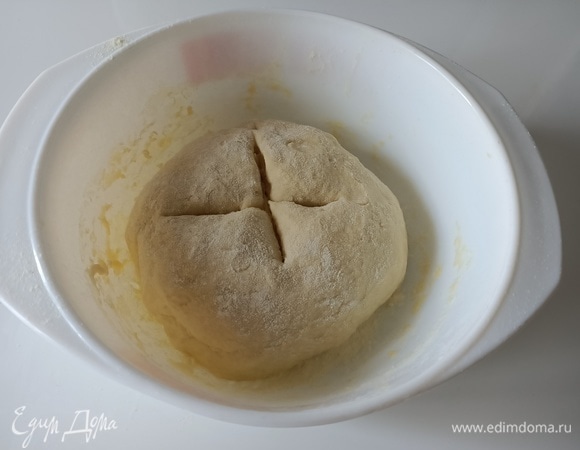Сформировать из теста шарик. Выложить в глубокую миску, накрыть пищевой пленкой.