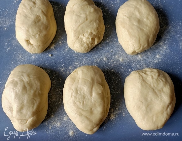 Разделить тесто на шесть равных частей (примерно 140–150 г каждая).