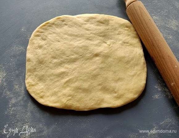 Раскатать скалкой прямоугольник длинной 18 см.