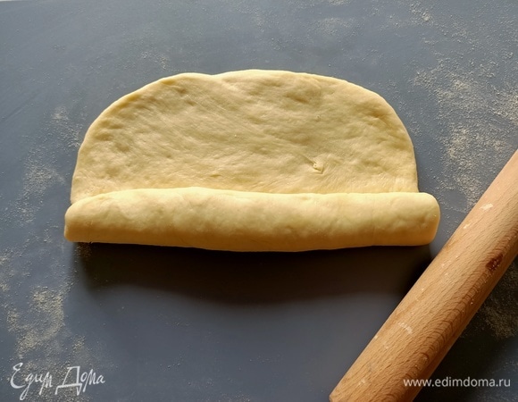 Свернуть тесто в рулет, при каждом загибе надавливая пальцами, чтобы наша будущая «Сайка» при выпекании не потеряла форму.