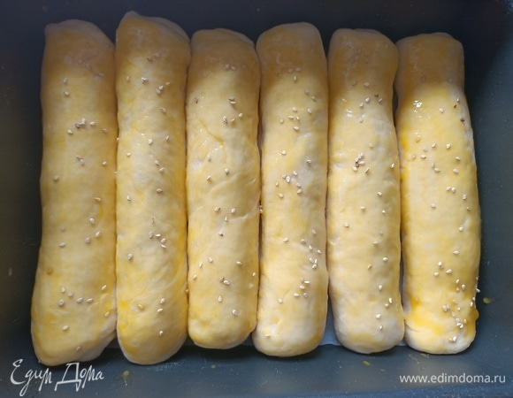 Смазать желтком. При желании посыпать кунжутом. Накрыть и оставить еще на 45 минут.
