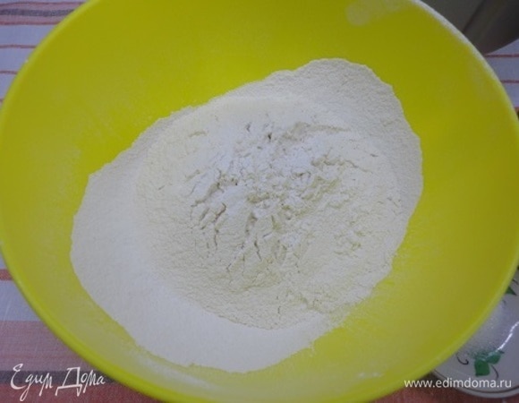 Смешать и просеять три вида муки. Добавить соль и дрожжи. Перемешать. Пиво смешать с медом и растительным маслом.