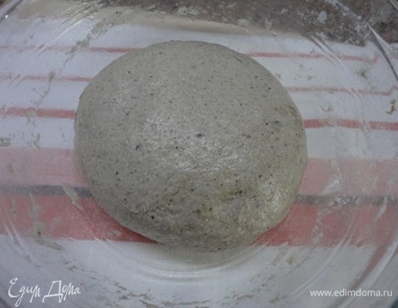 Соединить сухие и жидкие ингредиенты и замесить тесто. Вымешивать минут 10. Добавить смесь семян к тесту. Вымесить. Оставить в теплом месте на расстойку для увеличения в 2 раза.