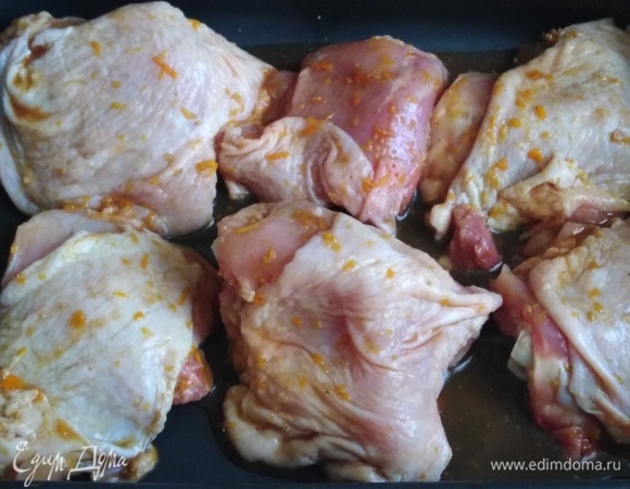 Выложить бедра в форму. Сверху полить маринадом. Поставить в заранее разогретую духовку.