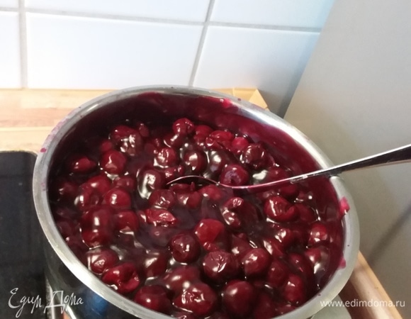 Начнем с вишневой начинки. Можно использовать консервированную вишню (2 банки по 400 г) или замороженную, как я. В сезон идеальна свежая. Итак, вишню без косточек разморозить, сок образовавшийся сохранить. Соединить в сотейнике вишню, сахар, вишневый ликер. Понадобится 400 мл сока (сок, образовавшийся при оттаивании вишни, я дополнила до 400 мл другим соком). Большую его часть влить в сотейник, довести до кипения. Приблизительно 6 ст. л. сока смешать с крахмалом и заварить густой «кисель». Убрать с огня и охладить.