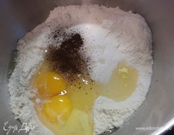 Для теста смешать в чаше комбайна просеянную муку, разрыхлитель, оба вида сахара, щепотку соли, яйца, молоко и размягченное сливочное масло. Замесить тесто и разделить его на 2 одинаковые части.