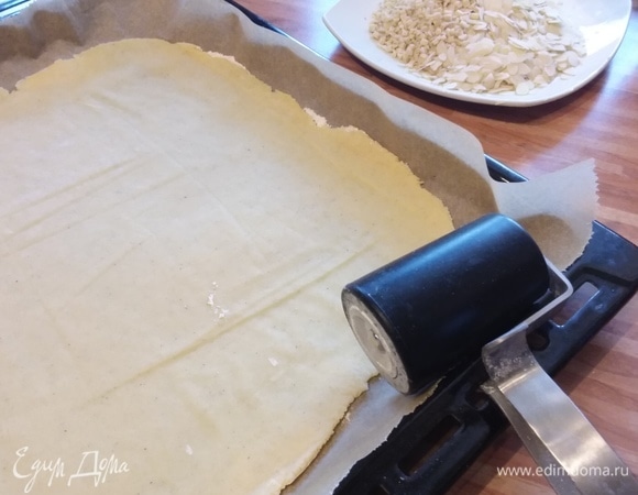 Раскатать оба куска теста прямо на 2 листах пергамента размером с противень.