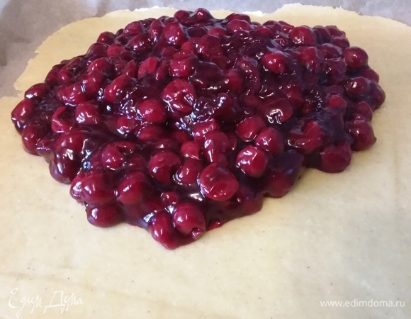 Посыпать один лист теста половиной сухарной крошки (я забыла и поспала сверху вишни), разложить равномерно вишню.