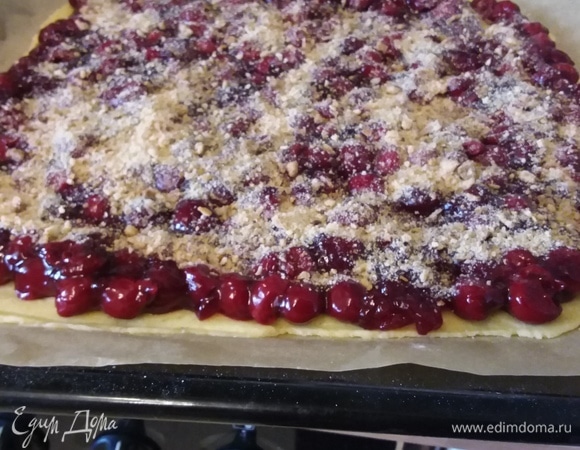 Посыпать сверху оставшимися сухарями.