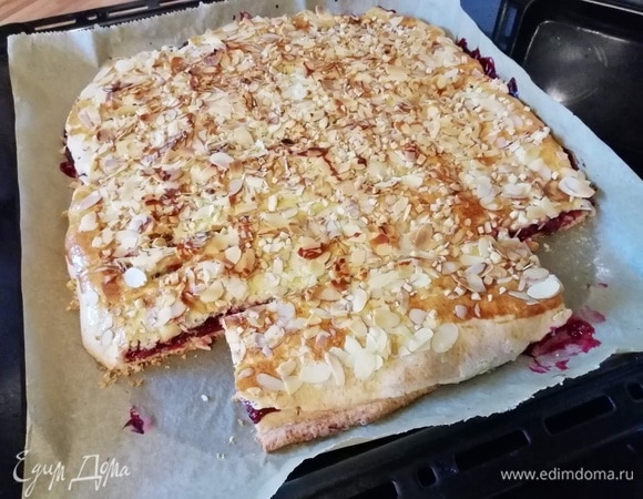 Выпекать в заранее разогретой до 200°C духовке около 25–30 минут. После половины времени следите, чтобы пирог не пригорал, по необходимости прикройте листом пергамента.