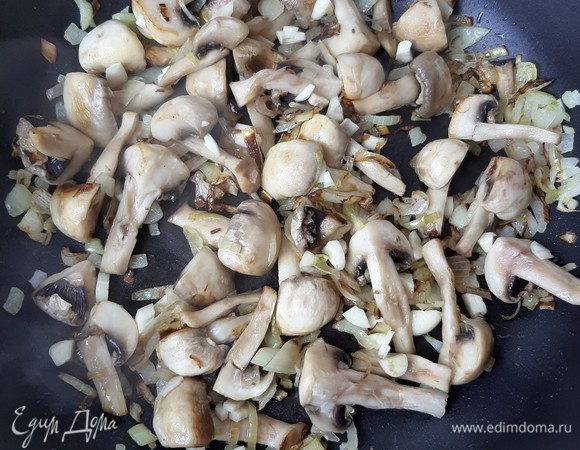 Чеснок мелко рубим ножом и добавляем к овощам. Мммм… Аромат чесночка слышится на всю кухню. Затем сразу вливаем соевый соус и все хорошо перемешиваем.