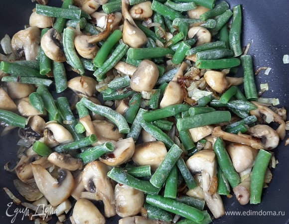 Стручковая фасоль у меня замороженная. Ее можно предварительно не размораживать, это хорошо экономит время. Добавляем фасоль в сковороду и оставляем на пару минут.