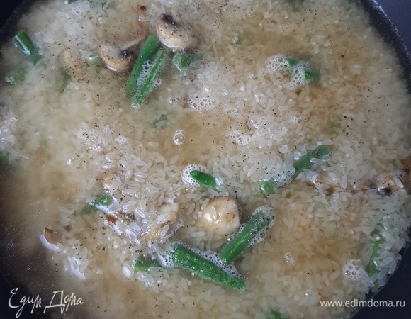 А в это время промываем рис до прозрачной воды. Я промывала пять раз. Перемешиваем наши овощи и добавляем к ним рис. Аккуратно разравниваем его и заливаем кипятком так, чтобы он полностью покрыл рис. Солим и перчим по вкусу. Накрываем крышкой. Убавляем огонь чуть ниже среднего (у меня 4 из 9) и оставляем готовиться примерно на 20 минут.