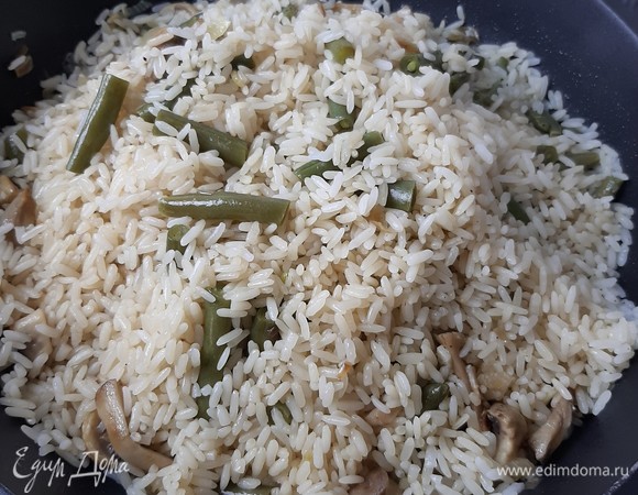 После этого аккуратно добираемся до дна сковороды и проверяем, вся ли жидкость выпарилась. Если все сухо, то собираем наш рис горкой. Сковороду убираем с плиты. Даем отдохнуть еще минут 10. При подаче к столу блюдо можно посыпать любимой зеленью. 🍴Приятного аппетита! 🍴
