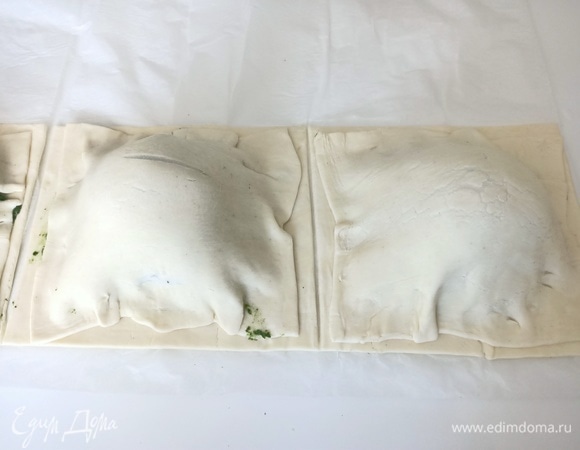 Начинку накрыть слоеным тестом.