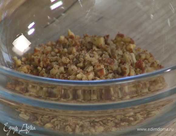 Орехи пекан измельчить так, чтобы остались небольшие кусочки, перемешать с 2 ст. ложками растопленного масла и 2 ст. ложками сахара, затем выложить на курагу.  