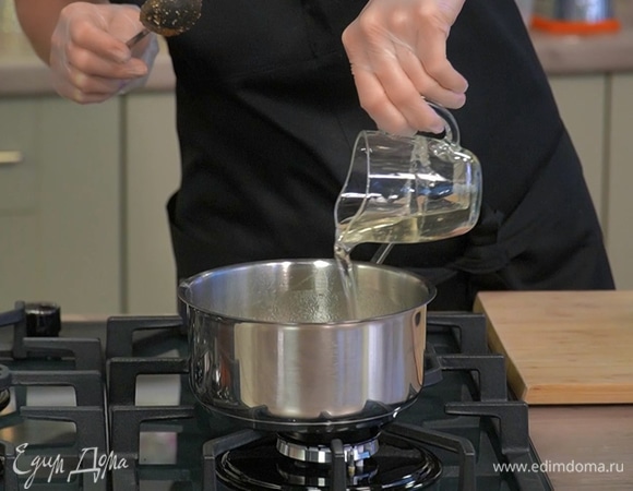 В оставшееся растопленное масло добавить сахарный сироп и 125 мл воды, все перемешать.