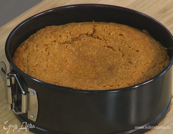 Выпекать в разогретой духовке около часа, затем ножом отделить края пирога от стенок формы и дать немного остыть. Остывший пирог вынуть из формы и перевернуть.