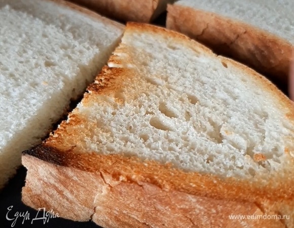 Нарезаем ваш любимый хлеб и подрумяниваем его на сухой сковороде или в тостере. Натираем щедро чесноком.