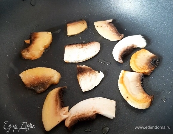 Шампиньоны нарезаем пластинами и обжариваем на оливковом масле. Солим их после обжарки, иначе грибы дадут много влаги.