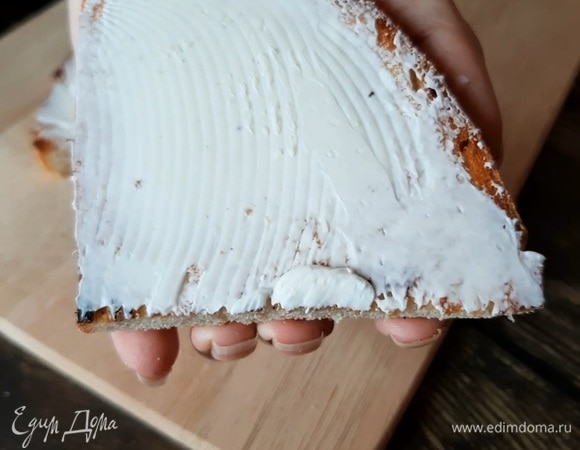 Смазываем наши ароматные чесночные тосты творожным сыром (или пастой из тофу).