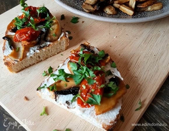 Выкладываем сверху шампиньоны. Можно добавить немного черного молотого перца. И кладем вяленые томаты. Посыпаем петрушкой. 🍴Приятного аппетита🍴