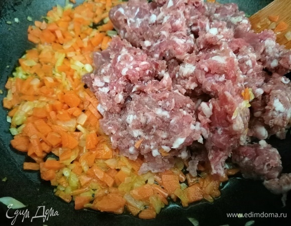 Добавить мясной фарш. Тушить 5–7 минут.