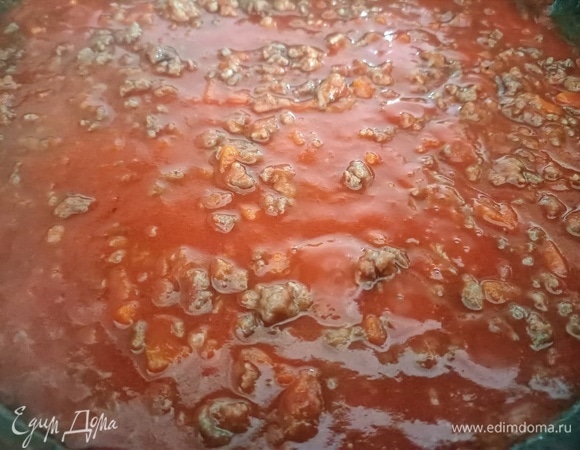 Посолить, добавить любимые приправы. Тушить мясное рагу 20–30 минут.