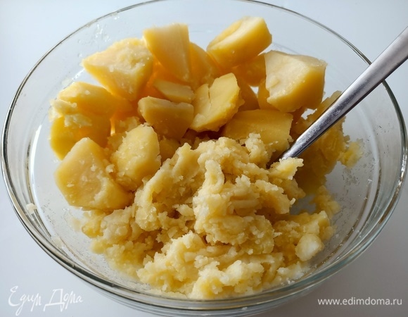 Отварить картофель, слить воду, сделать пюре.