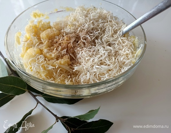 Добавить молоко, соль, мускатный орех, яйцо, сыр. Хорошо перемешать.