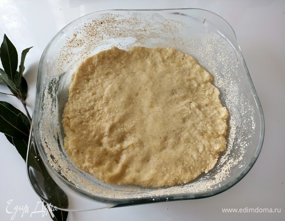 Выложить 1/3 картофельного теста. Разровнять влажными руками.