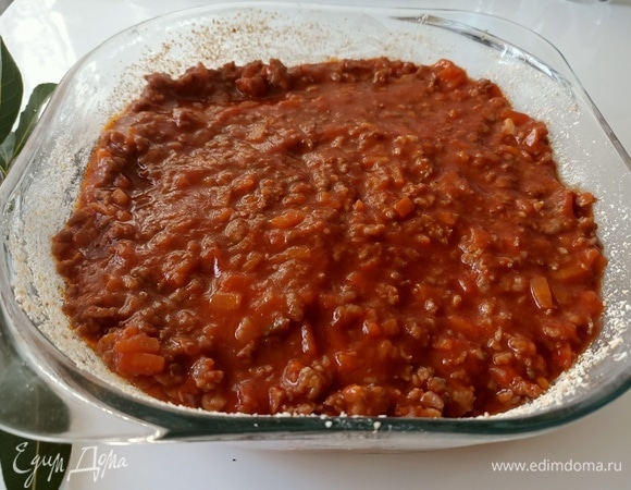 На картофельную основу выложить мясное рагу.