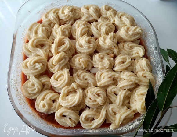 С помощью кондитерского мешка выложить оставшееся картофельное пюре.