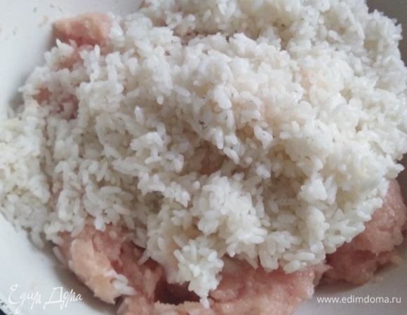 Рис отварить до полуготовности. Добавить к фаршу. Перемешать.