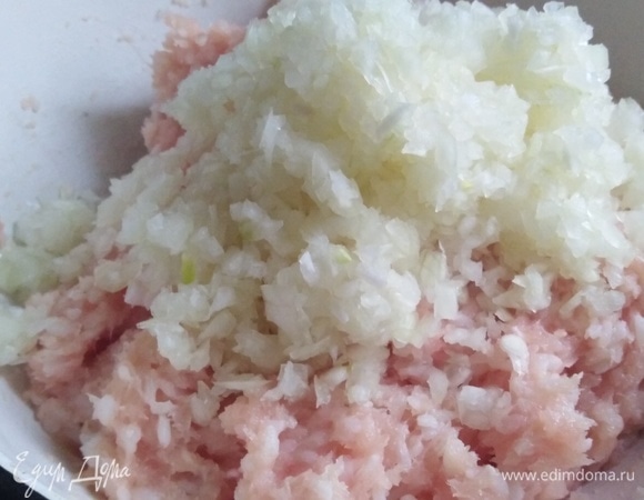 Лук измельчить. Половину добавить в фарш.