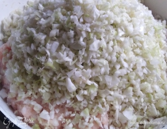 Капусту мелко нашинковать или натереть на терке. Добавить к основной массе. Посолить, поперчить, хорошо перемешать.